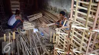 Perajin menyelesaikan pembuatan keranjang parcel di bekas kios Pasar Kobong Semarang , Kamis (23/6). (Liputan6.com/Gholib)