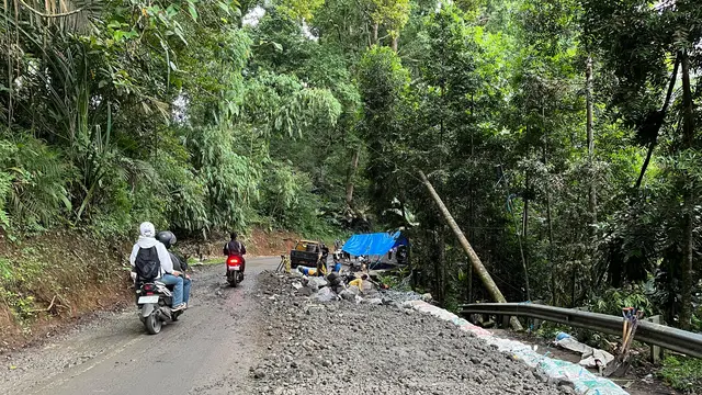 Perbaikan Jalan Sukabumi-Sagaranten yang Sempat Ambles