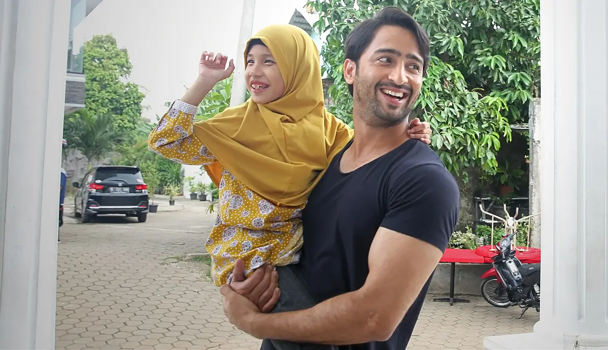 Shaheer Sheikh tidak hanya tampan dan piawai dalam berakting, namun juga baik hati seperti seorang malaikat. Di balik ketampanannya itu, Shaheer bersahabat dengan gadis kecil bernama Masyita. (Bambang E.Ros/Bintang.com)