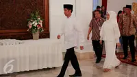 Presiden Jokowi bersama Ibu Negara, Iriana saat tiba di Istana Negara, Jakarta, Kamis (18/6/2015). Jokowi mengundang 400 anak yatim dari 12 panti asuhan yang ada di Jabodetabek untuk berbuka puasa di hari pertama Ramadan. (Liputan6.com/Faizal Fanani)