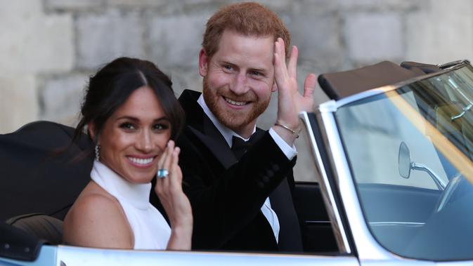 Meghan Markle memakai cincin aquamarine milik Putri Diana sesaat setelah menikah dengan Pangeran Harry. (STEVE PARSONS / POOL / AFP)