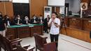 Terdakwa Richard Eliezer Pudihang Lumiu memberi salam sebelum menjalani sidang dengan agenda pembacaan vonis oleh Majelis Hakim dalam kasus pembunuhan Brigadir Yosua Hutabarat di Pengadilan Negeri Jakarta Selatan, Rabu (15/2/2023). Eliezer menembak ke Brigadir J sebanyak 5 kali. Bagian tubuh Brigadir J adalah bagian Dada dan lengan. Lima tembakan yang dilesatkan oleh Bharada E, dua peluru yang mengenai Brigadir J. (Liputan6.com/Johan Tallo)