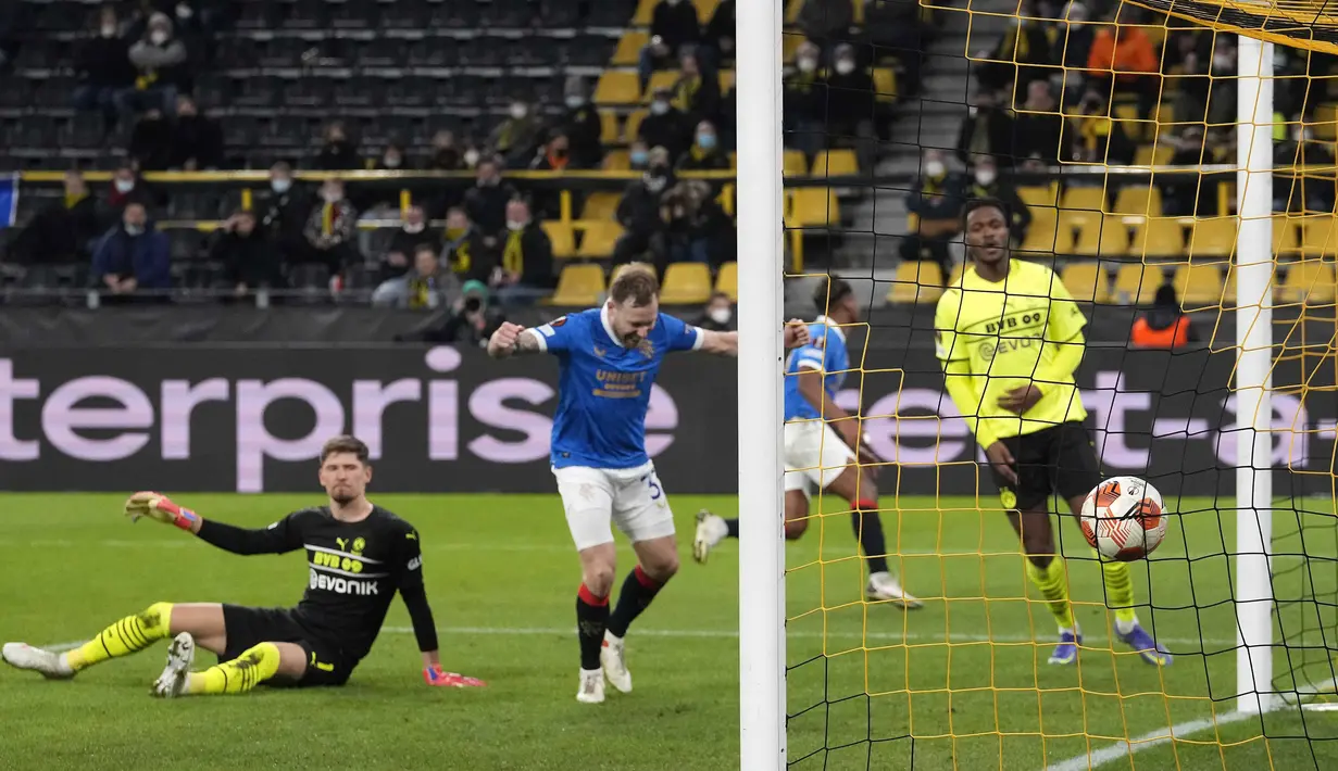 Bermain tanpa Erling Haaland yang cedera, Borussia Dortmund tampil tertekan dan secara mengejutkan takluk 2-4 dari tim tamu. (AP/Martin Meissner)