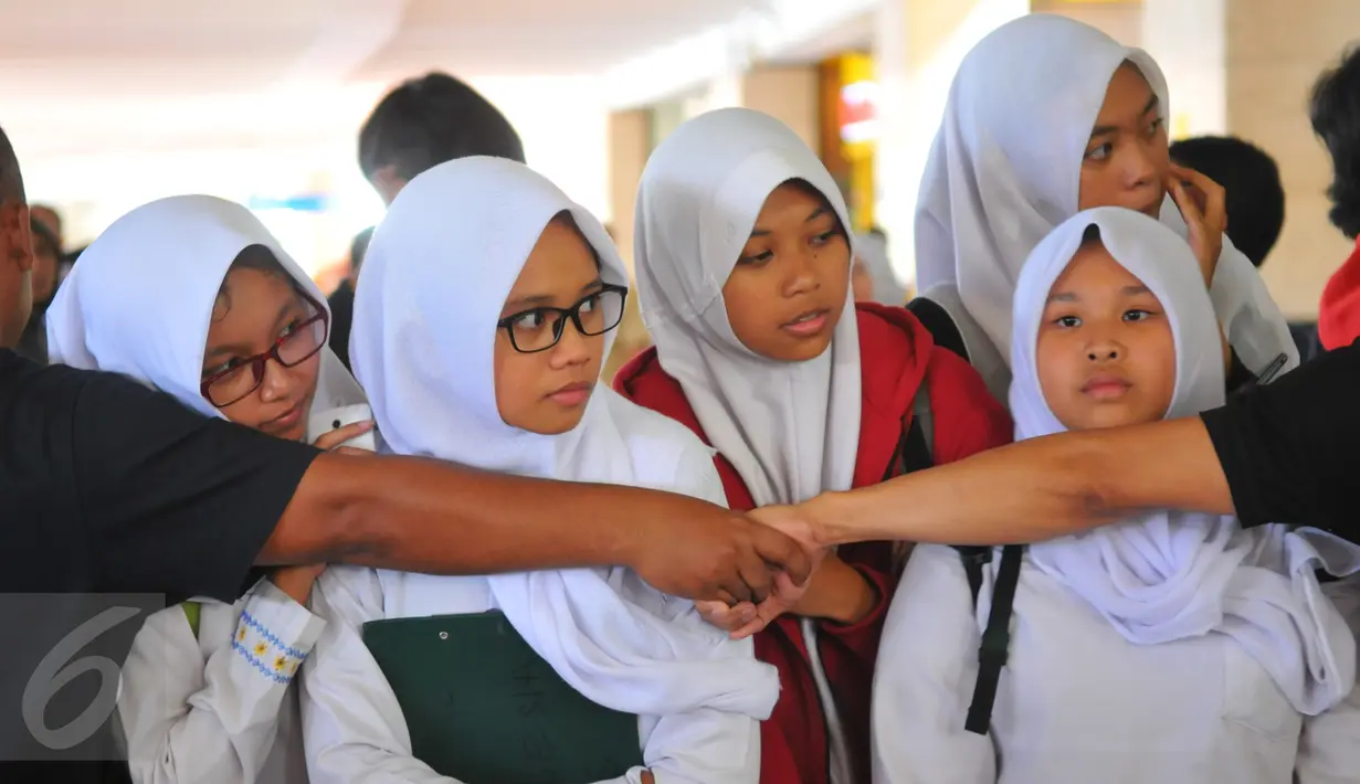 Para fans 5 Seconds of Summer (5SOS) saat menunggu idolanya di Bandara Soekarno Hatta, Tangerang, Jum'at, (4/3). Kelompok musik pop rock asal Sydney, Australia, ini terbentuk pada 2011. (Liputan6.com/Faisal R Syam)