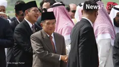 Wakil Presiden Jusuf Kalla mengantar Raja Salman untuk bertolak ke Bandar Seribegawan, Brunei Darussalam, dari Halim Perdana Kusuma Jakarta