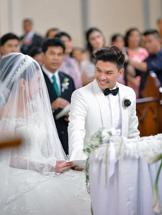 Gereja Katedral menjadi saksi bisu cinta Chelsea Olivia dan Glenn Alinskie yang diikat dalam janji suci pernikahan. Pernah ungkap langsung jatuh cinta ketika pertama kali melihat artistektur Gereja Katedral, Chelsea pun punya impian langsung pernikahan di gereja tersebut. Tahun 2015, bintang bintang sinetron Buku Harian nayla itu pun terwujud. (Liputan6.com/IG/@chelseaoliviaa)
