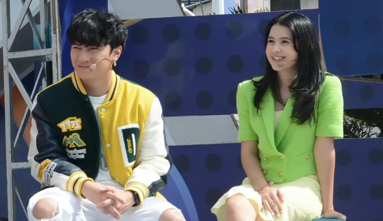 Berperan sebagai Citra dan Sakti di sinetron Cinta Setelah Cinta, begini potret kebersamaan Sandrinna Michelle dan Farhan Rasyid di acara musik Inbox beberapa waktu lalu. Kenakan baju warna cerah, dua artis muda Indonesia ini tampil serasi. Tak hanya kompak saat adu akting, keduanya juga kompak saat jadi bintang tamu di acara musik Inbox. (Liputan6.com/IG/@sinemart_ph)