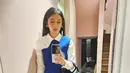 Gaya chic Dian Sastro pakai dress berkerah two-toned putih dan biru. [Foto: Instagram/therealdisastr]
