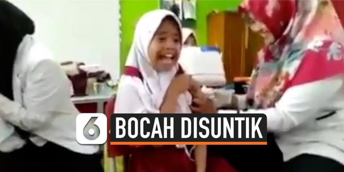 VIDEO: Kocak, Bocah SD Baca Doa Makan Saat Disuntik