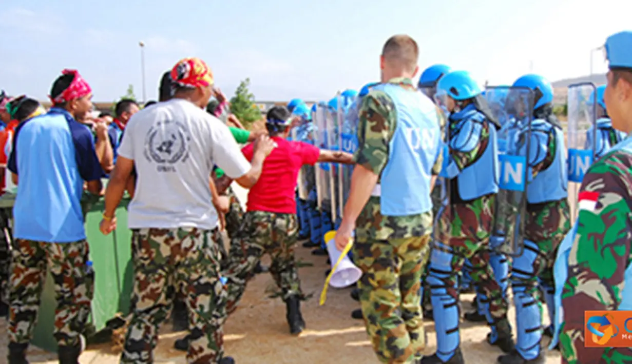 Citizen6, Lebanon: Dalam skenario latihan CRC, sekelompok penduduk sipil mendatangi penjagaan dengan maksud menuntut ganti rugi tanah mereka yang digunakan UNIFIL. (Pengirim: Badarudin Bakri).