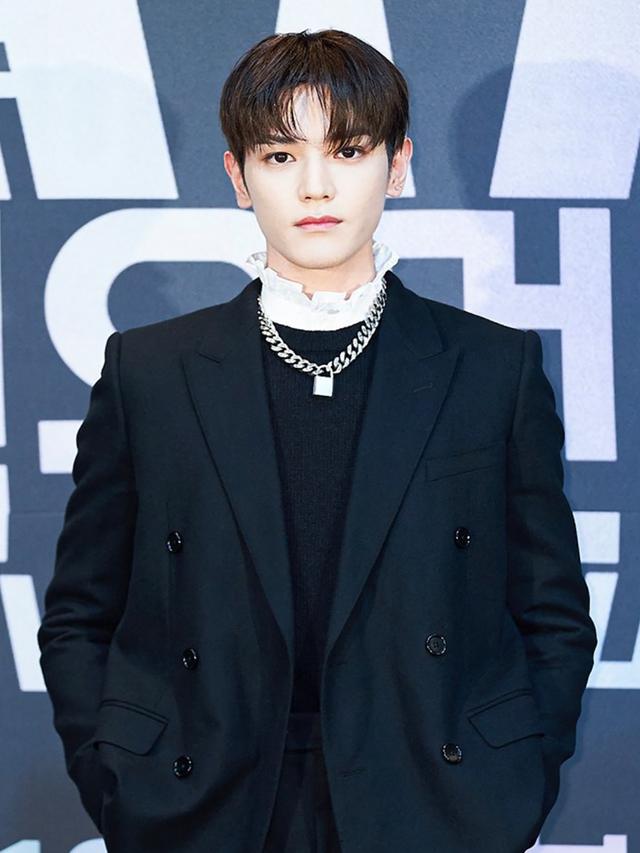 Taeyong NCT tampil tampan dengan pakaian monokrom di Konfersi Pers Street Women Fighter
