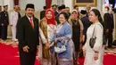 Kepala Badan Pembinaan Ideologi Pancasila (BPIP) Yudian Wahyudi (kiri) menerima ucapan selamat dari Ketua Dewan Pengarah BPIP Megawati Soekarnoputri seusai dilantik di Istana Negara Jakarta, Rabu (5/2/2020). Presiden Joko Widodo resmi melantik Yudian sebagai Kepala BPIP. (Liputan6.com/Faizal Fanani)