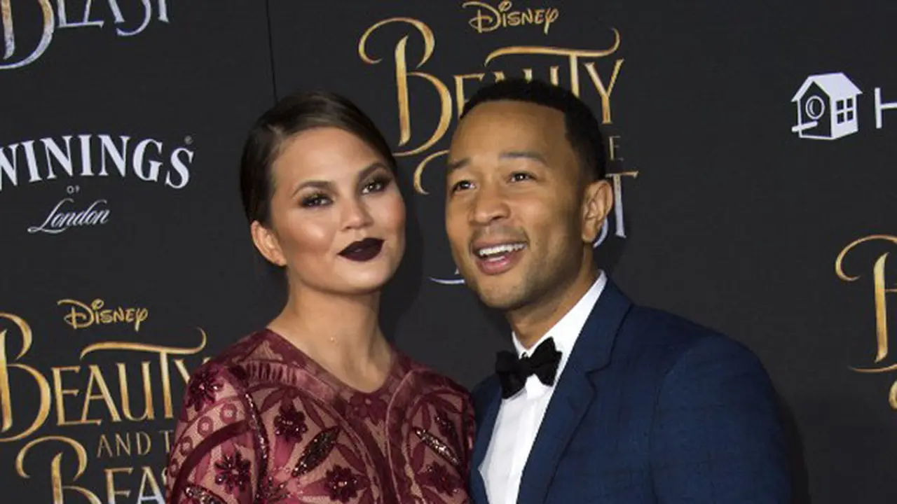 [Bintang] Chrissy Teigen dan John Legend