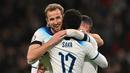 Striker Inggris #09 Harry Kane (kiri) berselebrasi dengan rekan setimnya setelah mencetak gol ke gawang  Malta pada duel lanjutan Kualifikasi Euro 2024 Grup C di Stadion Wembley, London, Sabtu (18/11/2023) dini hari WIB. (Glyn KIRK / AFP)