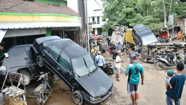 mobil terseret arus banjir