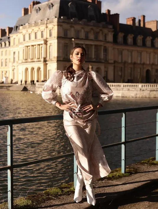 Raisa padukan blouse berlengan gelembung dengan rok satin panjang berwarna rose gold. Bisa dipadu dengan boots heels putih [@raisa6690]