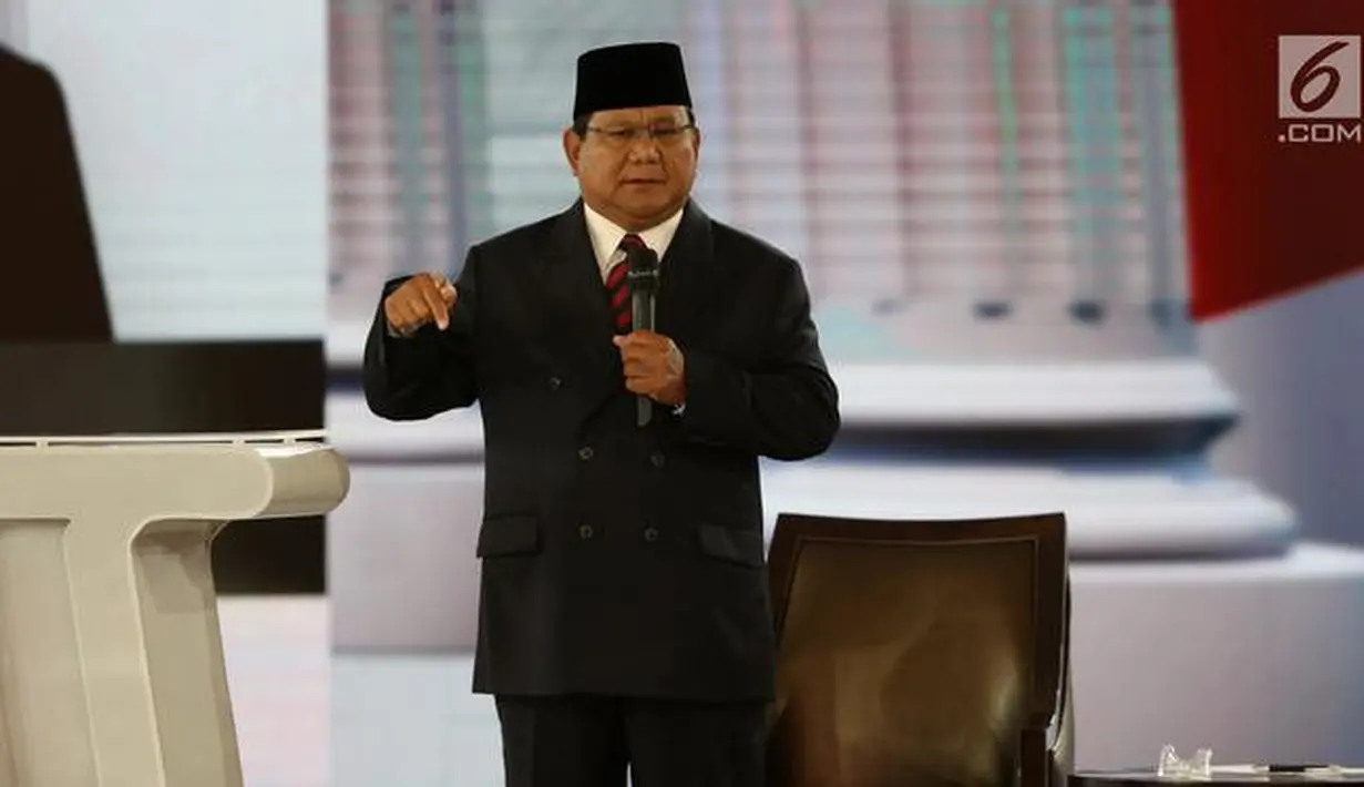 Capres nomor urut 02 Prabowo Subianto memaparkan visi misi dalam debat keempat Pilpres 2019 di Hotel Shangri-La, Jakarta, Sabtu (30/3). Debat kali ini mengangkat tema tentang ideologi, pemerintahan, pertahanan dan keamanan, serta hubungan internasional. (Liputan6.com/JohanTallo)