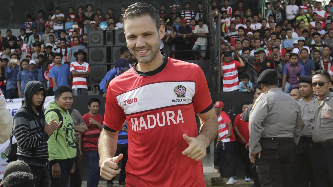 COVER STORY Madura United