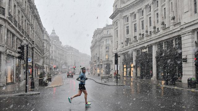 London Dilanda Hujan Salju Langka