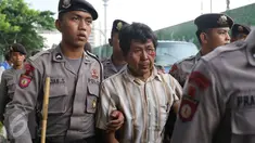 Seorang pengemudi Go-Jek bernama Siswanto (tengah) menjadi korban dari amukan oknum sopir taksi yang berada di dekat gedung TVRI Senayan, Jakarta, (22/3).Pria ini mengaku dihadang dan dipukuli oleh sejumlah pengemudi taksi. (Liputan6.com/Herman Zakharia)