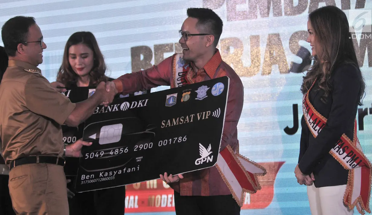 Gubernur DKI Jakarta Anies Baswedan secara simbolis menyerahkan kartu pembayaran Samsat Digital dan Pembayaran Non Tunai di Jakarta, Senin (26/3). Selain mempermudah, sistem ini juga untuk menghindari terjadinya pungli. (Merdeka.com/Iqbal Nugroho)