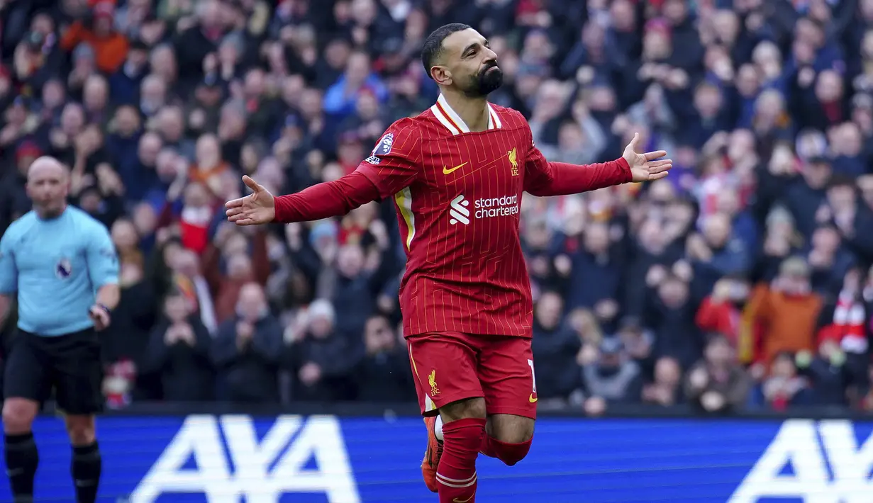 Pemain Liverpool, Mohamed Salah merayakan golnya ke gawang Wolverhampton dalam laga lanjutan Liga Inggris 2024/2025 di Anfield, Liverpool, Inggris, Minggu (16/02/2025). (AP Photo/PA/Peter Byrne)