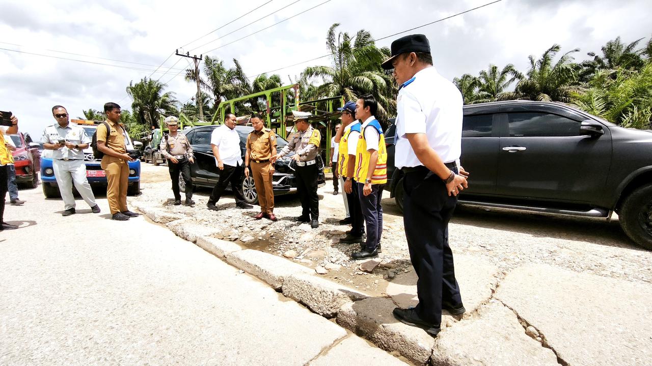 Dua Titik Jalur Mudik di Pelalawan Ini Banyak Lubang dan Terbelah Akibat Banjir