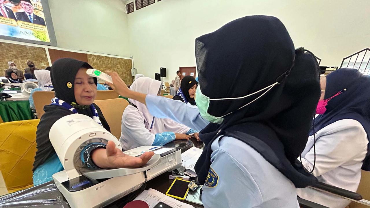 FOTO: Kloter Pertama Jemaah Haji Jakarta Mulai Masuki Asrama Pondok Gede