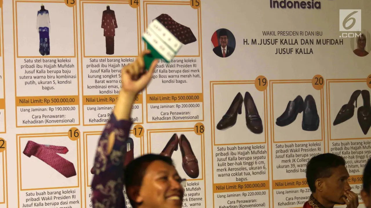 Antusiasme Pembeli Berburu Lelang Barang Koleksi Pejabat