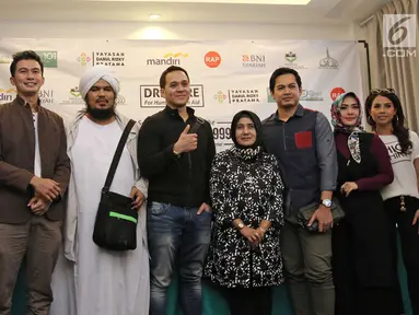 Sejumlah artis berfoto saat penggalangan dana untuk Rohingya di kawasan Dharmawangsa, Jakarta, Senin (18/09). Para selebriti tersebut mengajak masyarakat untuk lebih peduli dan menggalang dana untuk Rohingya. (Liputan6.com/Herman Zakharia)