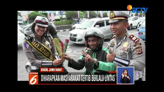 Pengendara di Jalan Raya Bogor belakangan terkejut dengan berbagai ulah polisi yang mulai memberikan bunga hingga atraksi sulap. Kok begitu, ya?