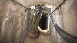 Para wartawan ditunjukkan sebuah terowongan yang mereka katakan adalah bagian dari jaringan bawah tanah luas yang digunakan Hamas untuk tujuan militer. (AP Photo/Victor R. Caivano)