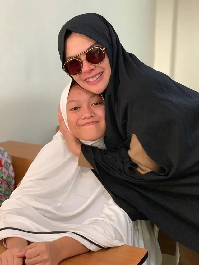 Nikita Mirzani antar anak ke sekolah