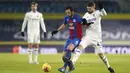Gelandang Crystal Palace,  Luka Milivojevic membawa bola dari kawalan gelandang Leeds United, Mateusz Klich  pada pertandingan lanjutan Liga Inggris di Stadion Elland Road di Leeds, Inggris, Selasa (9/2/2021). Leeds United menang atas Crystal Palace 2-0. (AP Photo/Jon Super, Pool)