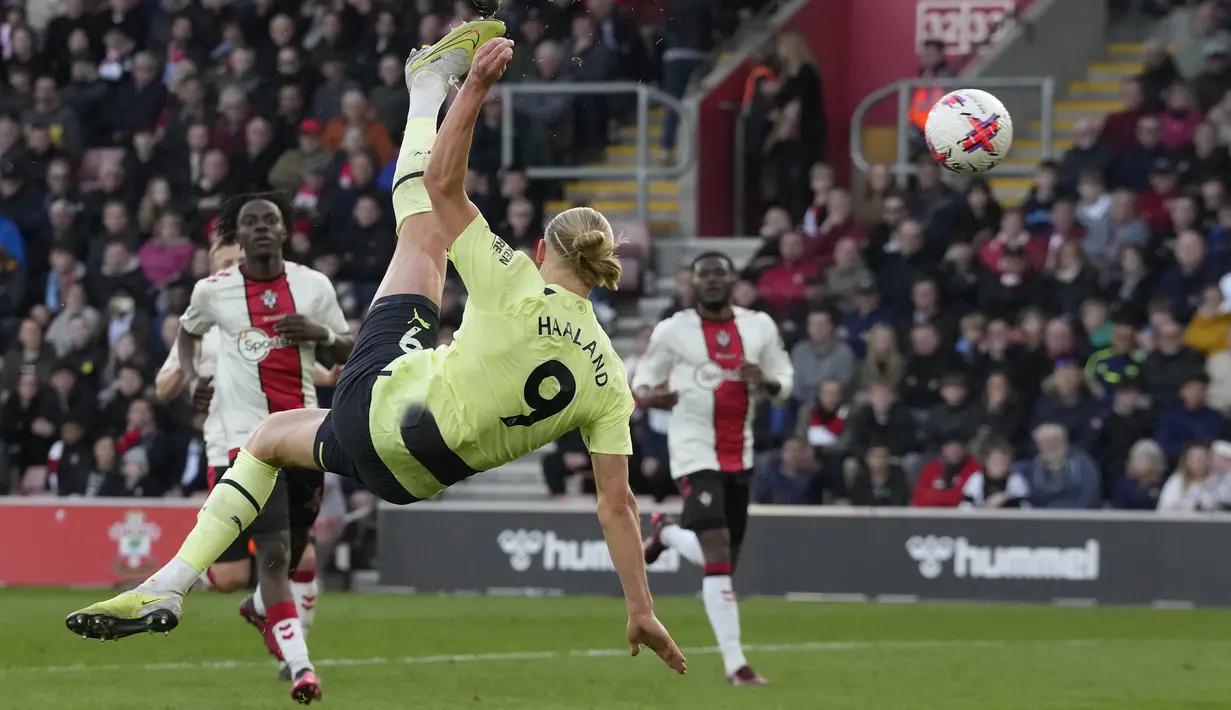 Gol kedua Erling Haaland pada menit ke-68 yang membawa The Citizens unggul 3-0 dicetak dengan sebuah tendangan salto kaki kiri dari dalam kotak penalti setelah menerima umpan dari Jack Grealish. (AP Photo/Frank Augstein)