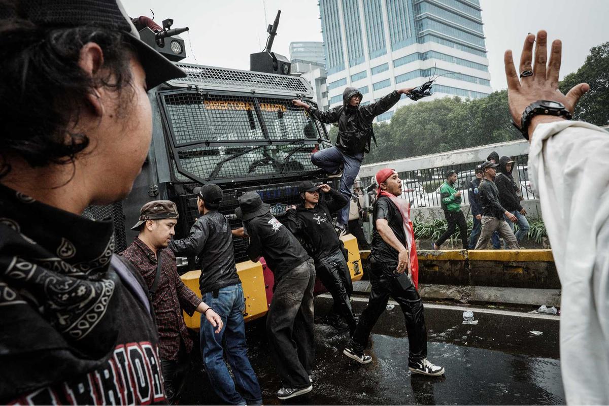 FOTO: Aksi  Demo DPR 25 Agustus, Massa Bentrok dengan Aparat
