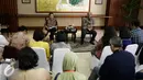 Menlu Retno Marsudi (kiri) didampingi Hasan kleib Dirjen Multilateral Kemlu berdiskusi di Gedung Kementerian Luar Negeri, Jakarta, Jumat. (4/2/2016). Diskusi tersebut membahas info update terkini terkait OKI. (Liputan6.com/Faizal Fanani)