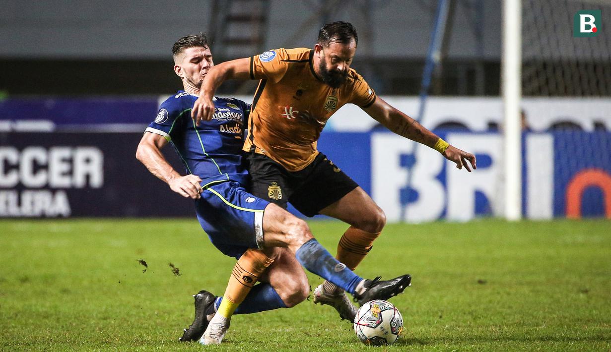 <p>Pemain Persib Bandung, Nick Kuipers (kiri) berusaha merebut bola dari pemain Bhayangkara FC, Henry Matias Mier Codina pada laga lanjutan BRI Liga 1 2022/2023 antara Persib Bandung melawan Bhayangkara FC di Stadion Pakansari, Bogor, Jumat (24/03/2023). (Bola.com/Bagaskara Lazuardi)</p>