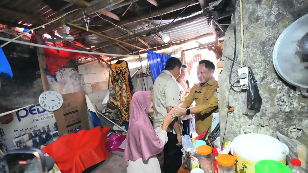 Menteri Dalam Negeri (Mendagri) Muhammad Tito Karnavian saat meninjau langsung penerima Bantuan Stimulan Perumahan Swadaya (BSPS) atau bedah rumah di Kelurahan Kalianyar, Kecamatan Tambora, Kota Jakarta Barat (Jakbar). (Dok. Istimewa)