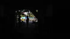 Penjaga toko berbicara kepada pelanggan yang berdiri di ambang pintu saat pemadaman listrik di Wattala, Kolombo, 23 Februari 2022. Sri Lanka menerapkan pemadaman listrik bergilir akibat krisis keuangan yang memicu kekurangan bahan bakar dan melumpuhkan jaringan listriknya. (AP/Eranga Jayawardena)