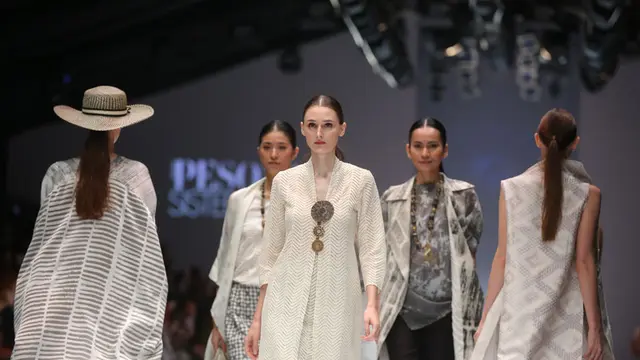 Parade apik tenun dan lurik di panggung JFW 2019