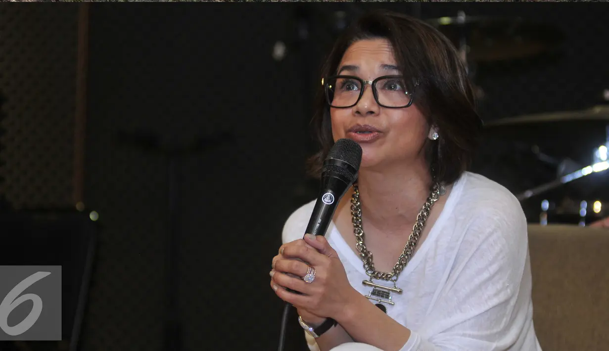 Ruth Sahanaya memberi masukan jelang final Toracino Cool Expression di Studio Abbe, Jakarta, Jumat (3/6/2016). Tiga finalis Toracino Cool Expression mendapat coaching clinic bersama Ruth Sahanaya. (Liputan6.com/Gempur M Surya)