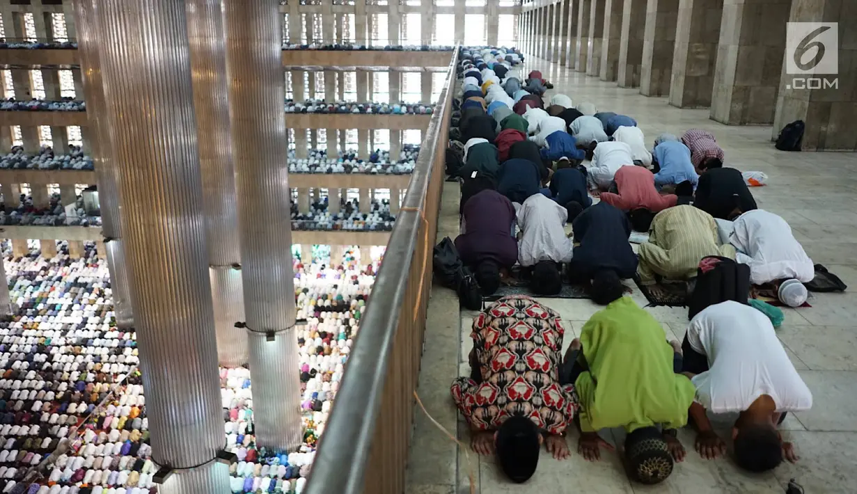 Umat muslim menunaikan salat Idul Adha di Masjid Istiqlal, Jakarta, Minggu (11/8/2019). Idul Adha 1440 Hijriah dirayakan secara nasional pada hari Minggu (11/8), serta dilanjutkan dengan pemotongan hewan kurban untuk dibagikan kepada warga. (Liputan6.com/Immanuel Antonius)