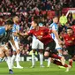 Gelandang Manchester United Nemanja Matic merayakan gol pada laga Liga Inggris melawan Huddersfield Town di Old Trafford, Rabu (26/12/2018). (AFP/OIi Scarff)