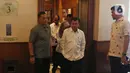 Mantan Wakil Presiden, yang juga Ketua Umum Palang Merah Indonesia (PMI) Jusuf Kalla saat akan menyaksikan jajaran foto kegiatan anggota PMI saat Musyawarah Nasional XXI PMI, di Jakarta, Selasa (17/12/2019). Jusuf Kalla kembali memimpin PMI untuk periode 2019-2024. (Liputan6.com/Herman Zakharia)