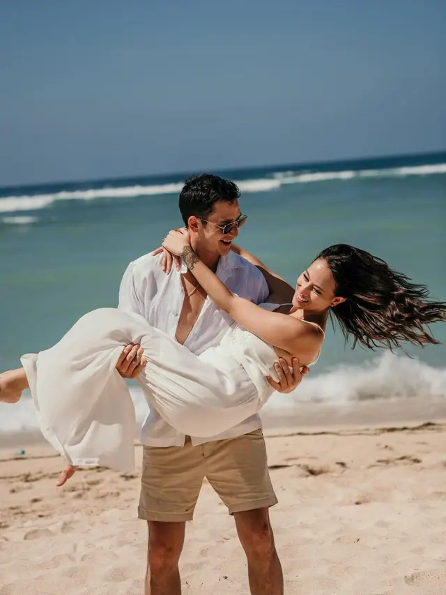 6 Pemotretan Mesra Mike Lewis dan Janisaa Pradja Saat Liburan