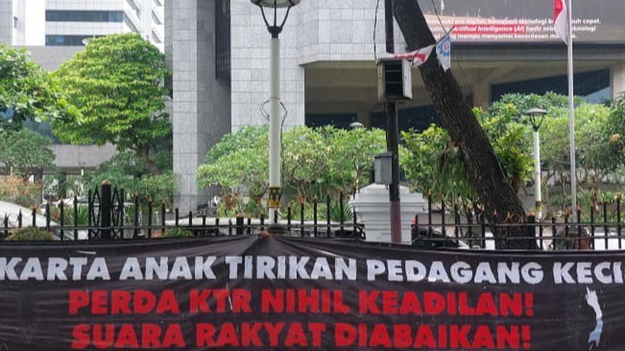Pedagang demo DPRD DKI Protes Raperda KTR
