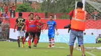 Pemain Persinga Ngawi merayakan gol yang dicetak ke gawang Persepam MU dalam lanjutan Grup 5 Liga 2 2017. (Bola.com/Robby Firly)