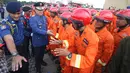 Mendagri Tjahjo Kumolo memeriksa barisan dalam acara Upacara Perayaan Ulang Tahun Damkar ke-98, Jakarta Pusat, Rabu (1/3). Upacara itu turut diikuti oleh sekitar 1.000 petugas serta menampilkan sejumlah demo pemadaman. (Liputan6.com/Immanuel Antonius)