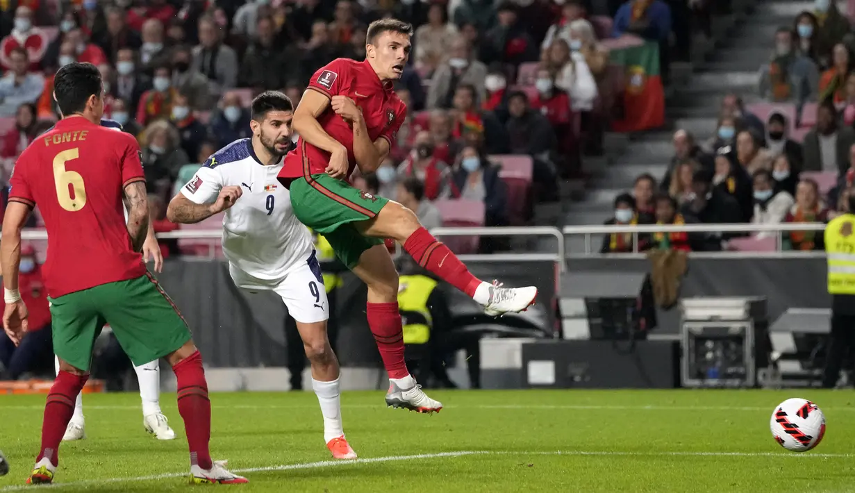 Petaka bagi Portugal hadir di menit ke-90. Tandukan Aleksandar Mitrovic ke tiang dekat usai menerima umpan silang Dusan Tadic gagal dihadang Rui Patricio. Serbia pun berbalik unggul 2-1. (AP/Armando Franca)
